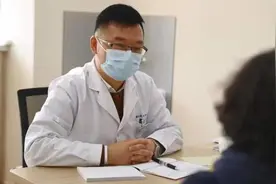 “醍醐灌顶”还是“算力幻觉”？DeepSeek用于心理咨询靠谱吗？图片