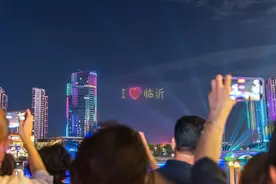 临沂：无人机表演点亮夜空图片