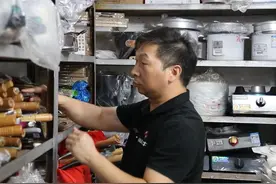 潮声丨卖着锅碗瓢盆，发了上万条寻人视频：杂货铺老板的“双面人生”图片