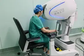 孝感市第一人民医院成功实施首例机器人辅助腹腔镜下卵巢囊肿剥除术图片
