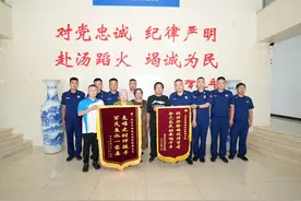 “谢谢消防员！”今天他们给救命恩人送来了锦旗图片