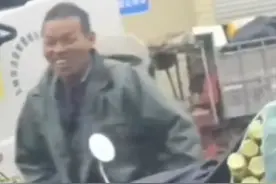 卖菜大叔不小心掉落手机，车主一路追赶帮忙捡回丨看见正能量图片