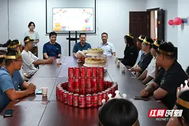 当可乐遇上生日蛋糕 ——邵阳学院为2024级新生举办集体生日会图片