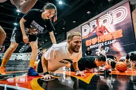 迪温琴佐与王思雨现身杭州 与大学生球员掀起篮球“狂潮”图片