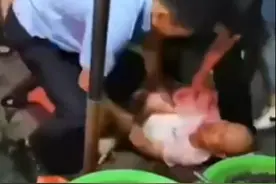 温州4人酒后随地小便引冲突，水果摊主挥刀伤人，警方：伤者伤势轻微已就医，涉案人员均到案图片