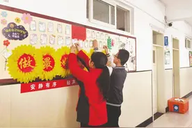 开发区一中：开学首日放飞梦想纸飞机 心愿墙上写目标图片