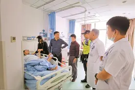 男子发病晕倒失忆 警方四处帮他寻亲 醒来见到失联20年的家人图片