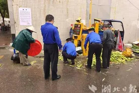 京山市：“柔性执法” 雨中帮助玉米老农规范摆摊图片