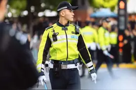 “五一”假期，外滩特警、交警火成一道风景线！“不仅是门面担当，更是责任担当”图片