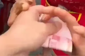 两位老人骑三轮蹭坏汽车，司机拒赔偿并自掏腰包……｜看见正能量图片
