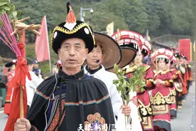 万岭飞红春作序  一川流彩祭花神图片