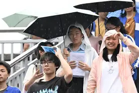 高考第二日 雨中赴考从容前行图片