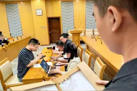 公司拖欠十余名员工150多万元工资 被执行时还给法官送锦旗图片
