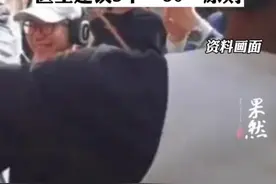 环境噪声的分贝不超过60分贝以上、佩戴耳机建议音量要小于60%、使用耳机的时间不要超过60分钟。图片