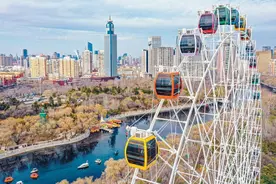 天气晴好，游客在沈阳南湖公园泛舟图片