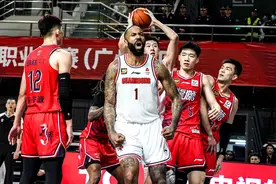 「CBA」吉伦沃特遭驱逐，胡明轩关键球遭遇争议判罚，广东队客场憾负图片