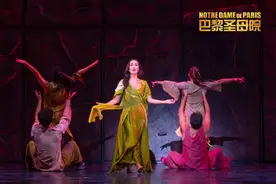 台下观众忍不住用法语合唱，音乐剧《巴黎圣母院》你是真会撩啊！图片