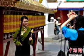 西藏拉萨：旅游旺季 八廓街藏服写真火热图片