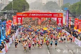 2024大冶半程马拉松开跑 万名选手，用奔跑致敬一座奋进之城图片
