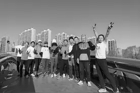 龙城迎龙年跑出个“龍”图片