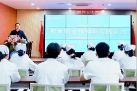 高职书记校长共同走进学生实习第一线，开讲“思政第一课”图片