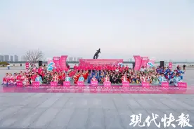 南京举办广场舞大赛，近千人长江边上共舞图片