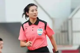 川妹子谢丽君成国内首位执裁中超女裁判 老师：她出身农村，大学期间已是国家级裁判图片