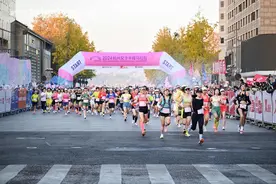 杭州女子半程马拉松今天湖滨路开跑，今年拿第一的是亚洲最快00后图片