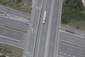 超限超载货车套用客车OBU上高速   该如何制止？图片