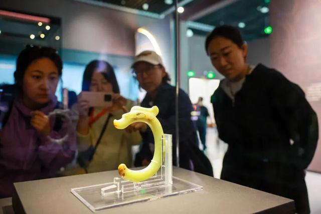 突然爆火！一天近万人涌入！呼和浩特一大群人围住这里，全部摆出同款姿势…