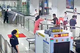 事发武汉地铁马池站，一粉衣女子被拍到了图片