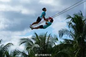 在全国少数民族传统体育运动会上 看选手们“花式”荡秋千图片