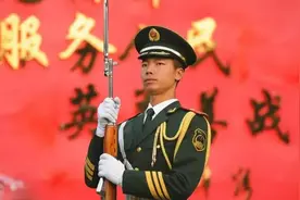 天安门护旗手回乡种田，如今怎样了图片
