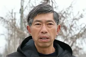 “救命啊！”一家五口驾车坠河，56岁的他狂奔而来……图片