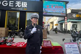头盔免费送 安全“戴”起来  公安交警莲湖大队联合多部门共同开展  “一盔一带 安全常在”  交通安全文明主题活动图片