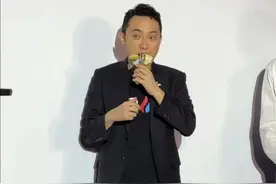 花4500万买根香蕉，知名富豪孙宇晨时隔8天后吃掉：哈哈，比别的香蕉好吃多了图片