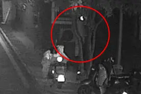 武汉一男子用竹竿“钓”取屋内财物，民警：他制作简易钓竿，勾走电脑、钱包图片