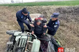 三轮车突遇强风失控翻入沟渠，“一二三”大家齐心救出被困大娘图片