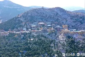 济南千佛山雪后通体洁白，熠熠生辉图片
