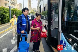 敬老从我做起！南京公交62路敬老线开展主题志愿服务图片