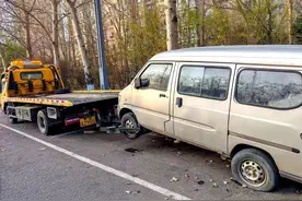 无人认领“僵尸车” ，拖移！图片