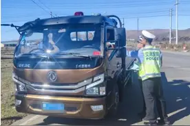 哈尔滨铁路公安局海拉尔公安处全力做好秋季道口交通安全管理工作图片