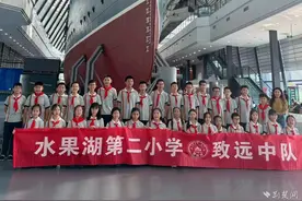 武昌水果湖二小学生把暑期历史课搬进中山舰博物馆图片