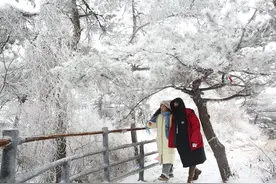 山东邹城：春雪峄山 美若仙境图片