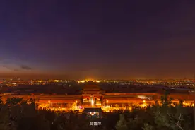 登景山，看绚丽朝霞映照紫禁城图片