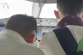 旅客进入飞机驾驶舱，还找机长签名？业内称若属实机组面临处罚图片
