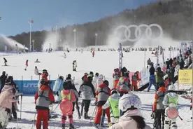 年夜饭搬到滑雪场，雪具大厅飘粤语……春节的吉林雪场“热上加热”图片