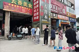 福州一锅盔摊位排起百米长队，几万网友都说想吃，竟是为了……图片