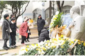 我市社会各界人士缅怀黄旭华院士，桂林中学院士雕塑前摆满了菊花图片