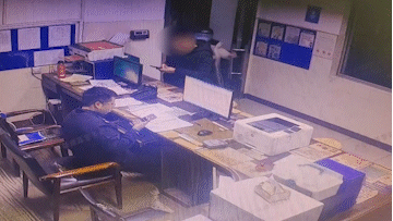 “头盔哥”闪现杭州派出所，丢下500元捐震区，民警：第二次了图片